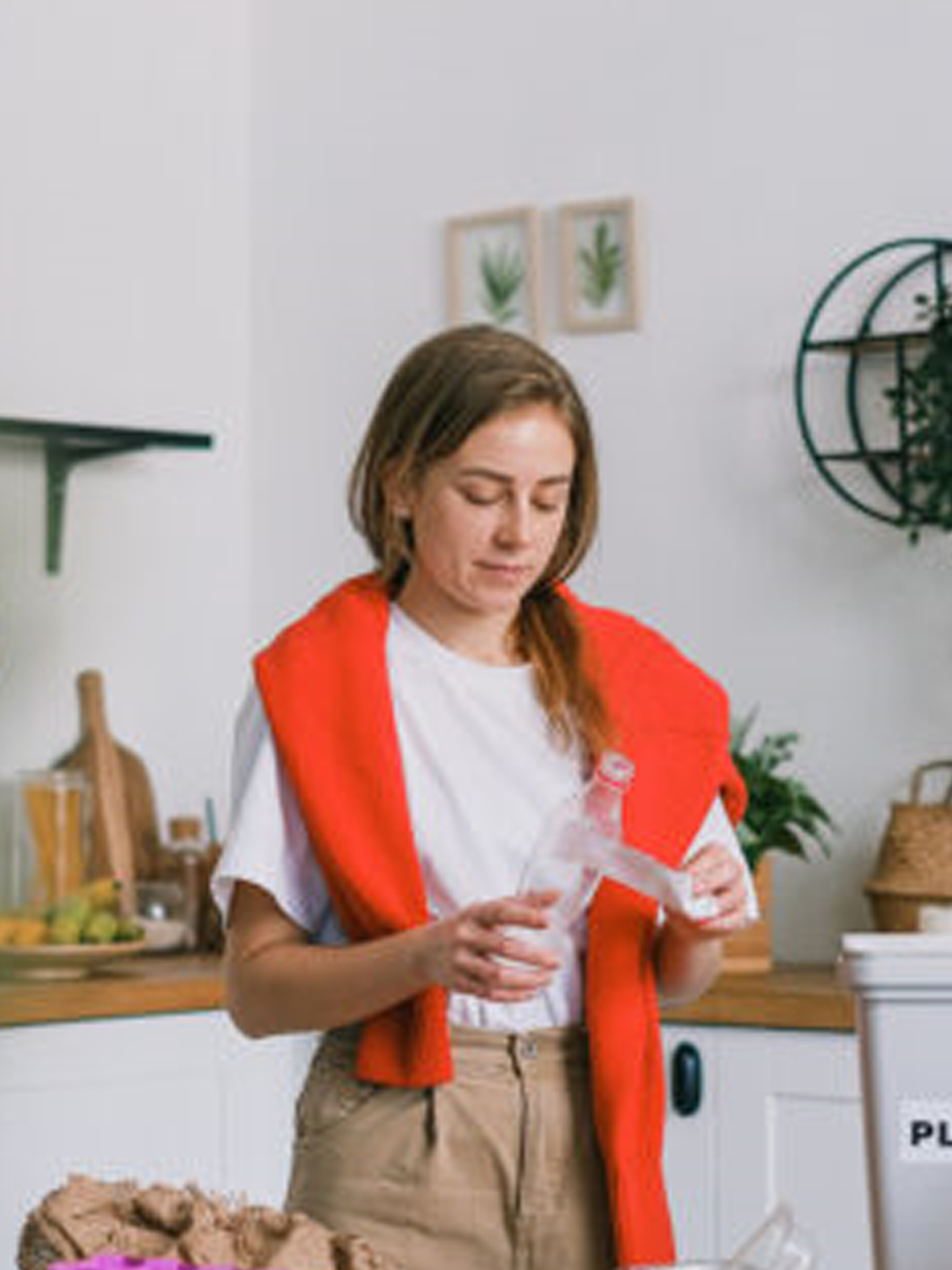 Guidance on how to live a zero-waste lifestyle and reduce trash.
