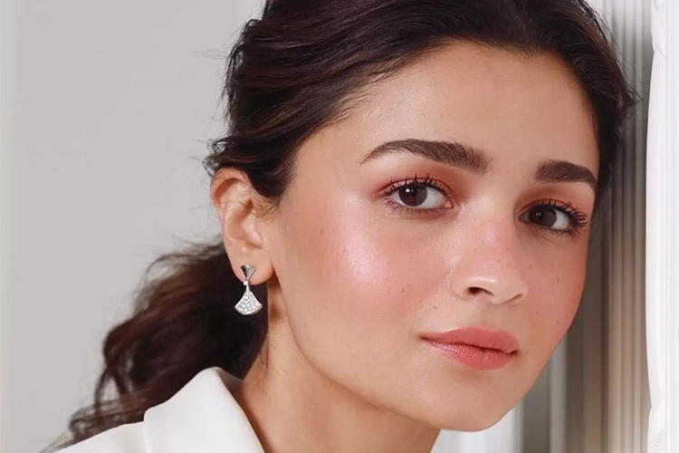 How to get dewy skin like a celebrity.