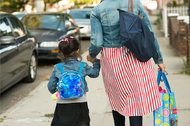 Guidance on how to live a zero-waste lifestyle and reduce trash.
