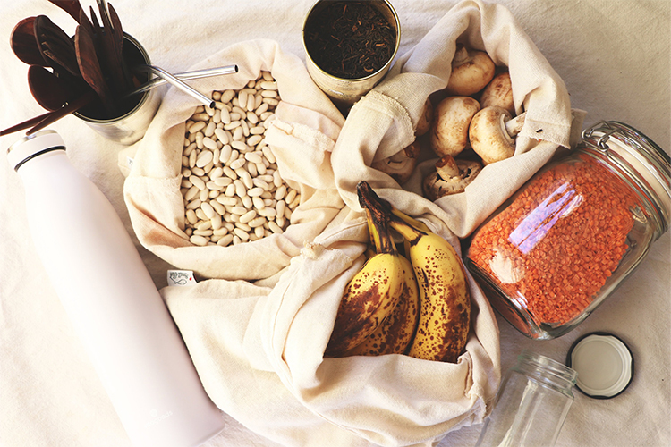 Guidance on how to live a zero-waste lifestyle and reduce trash.