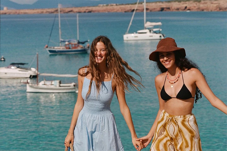 Cute top and shorts outfits for hot days.