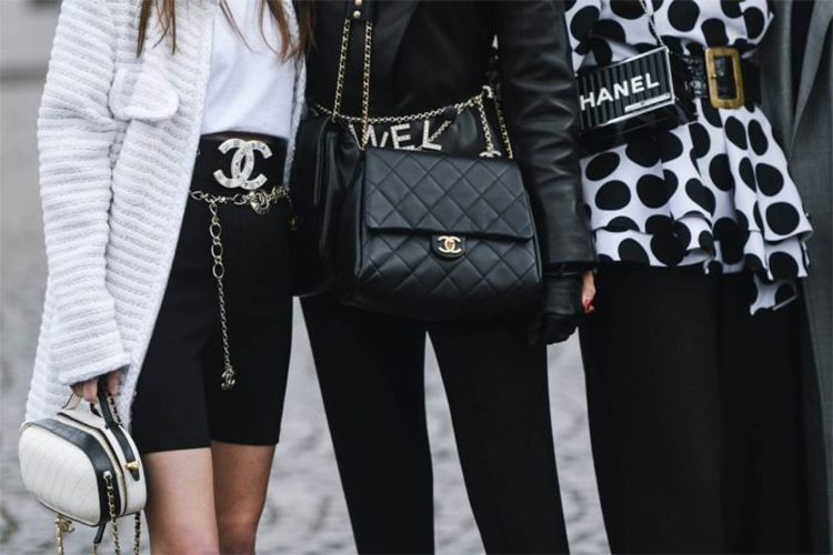 How to wear a belt bag to accessorise your look.